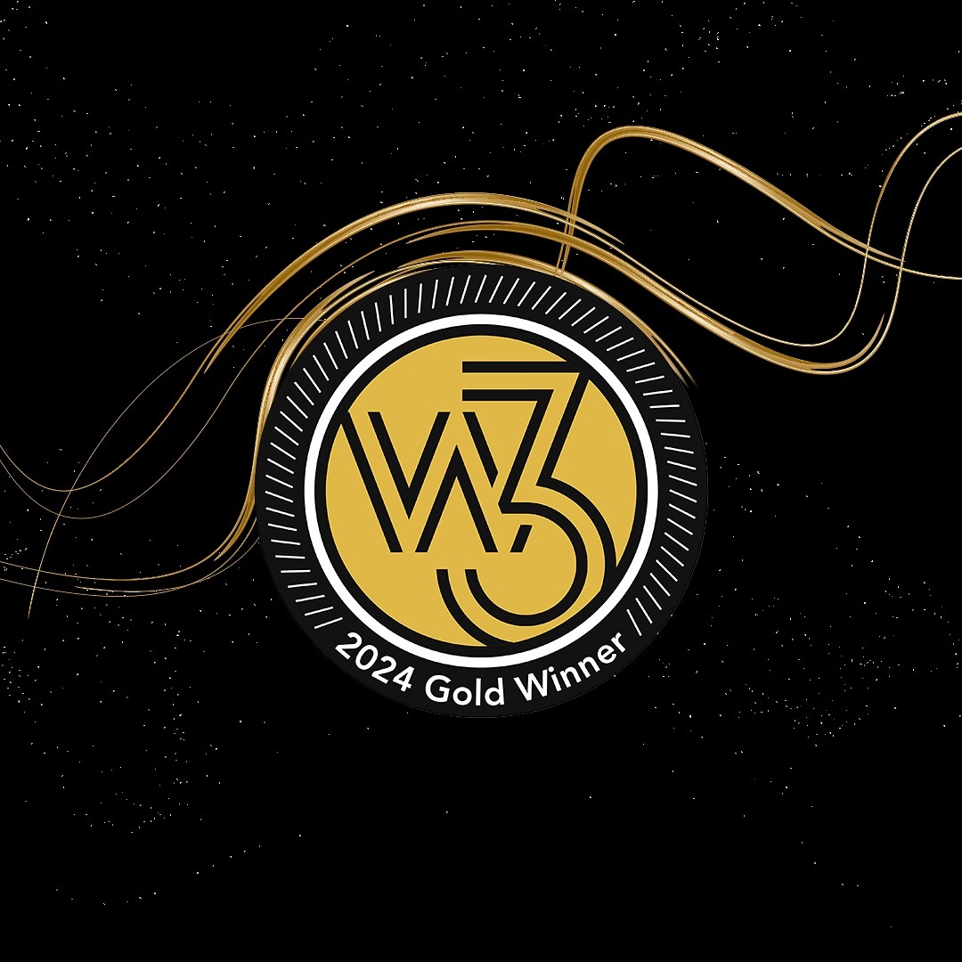 Siyah zeminde altın şeritli W3 2024 Gold Winner ödül rozeti.