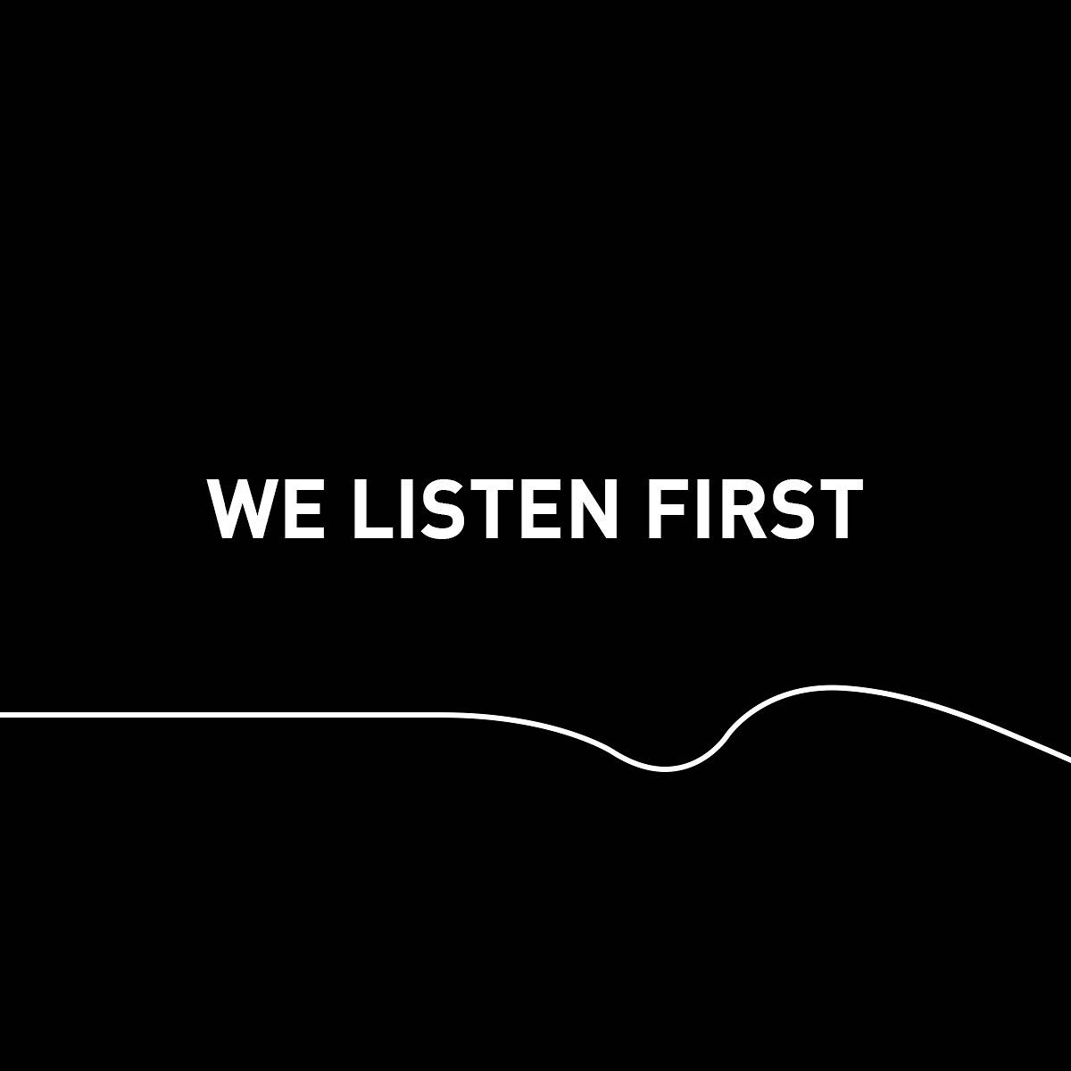 Siyah fonda WE LISTEN FIRST yazısı ve dalgalı beyaz çizgi.